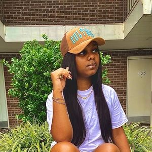 Meet your Posher, Simone